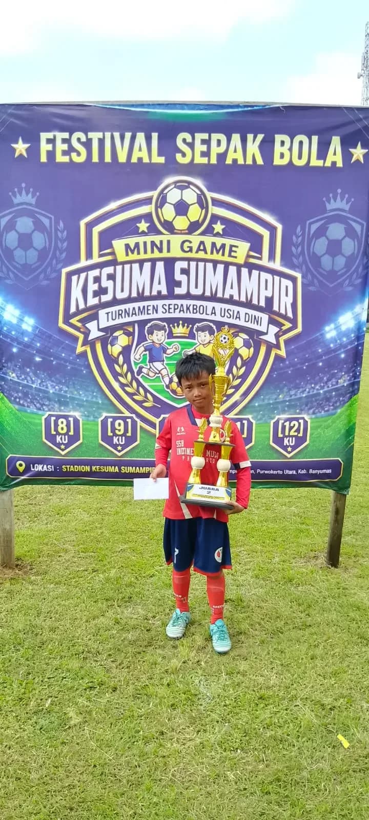 Perwakilan tim sepak bola SDN 3 Dukuhwaluh berpose bangga setelah berhasil meraih Juara II dalam Festival Sepak Bola Usia Dini "Mini Game Kesuma Sumampir" yang diselenggarakan di Stadion Kesuma Sumampir. Prestasi ini merupakan wujud semangat dan pembinaan bakat olahraga di sekolah.